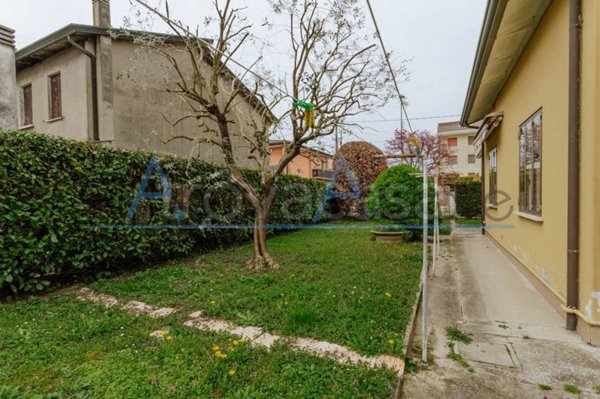 casa indipendente in vendita a Ponte San Nicolò in zona Roncaglia