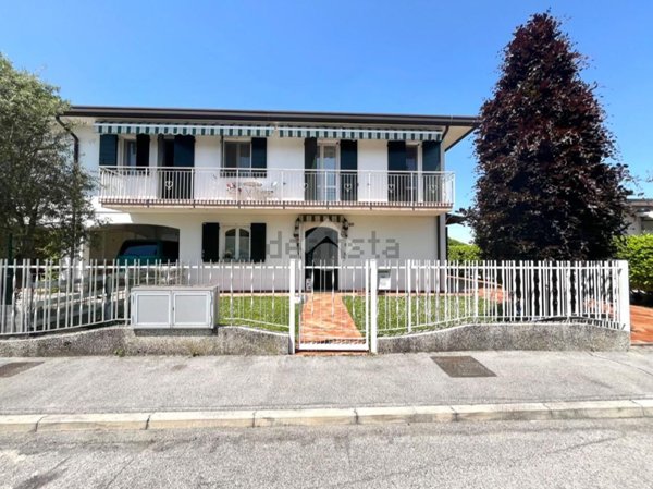 casa indipendente in vendita a Ponte San Nicolò in zona Roncaglia
