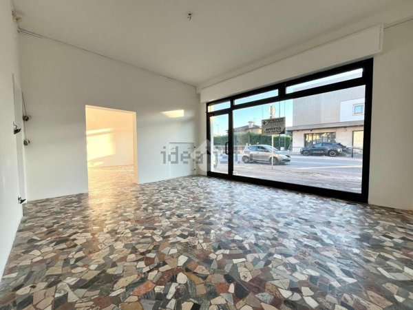 negozio in vendita a Ponte San Nicolò in zona Roncaglia