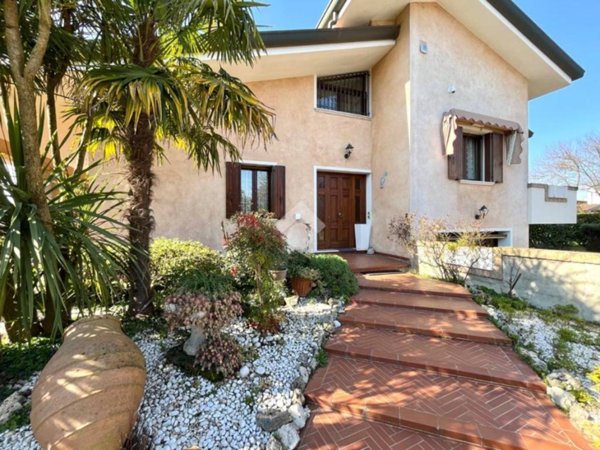 casa indipendente in vendita a Ponte San Nicolò in zona Roncaglia