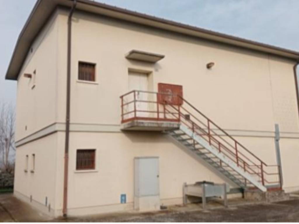 locale commerciale in vendita a Pozzonovo