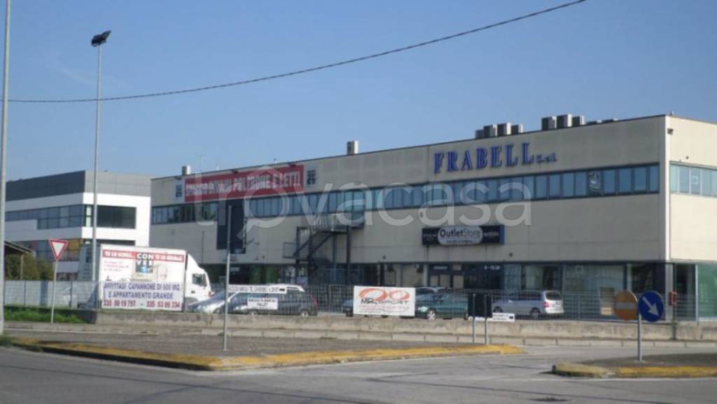 locale commerciale in vendita a Saccolongo