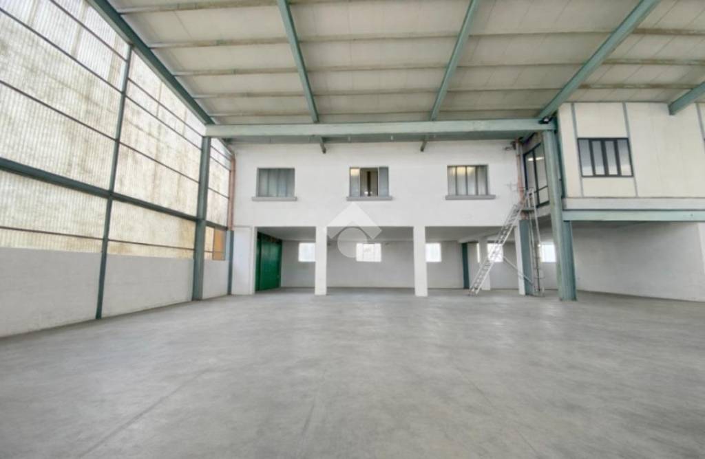 locale commerciale in vendita a San Giorgio in Bosco in zona Sant'Anna Morosina