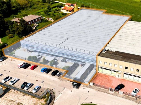 locale commerciale in vendita a San Pietro in Gu