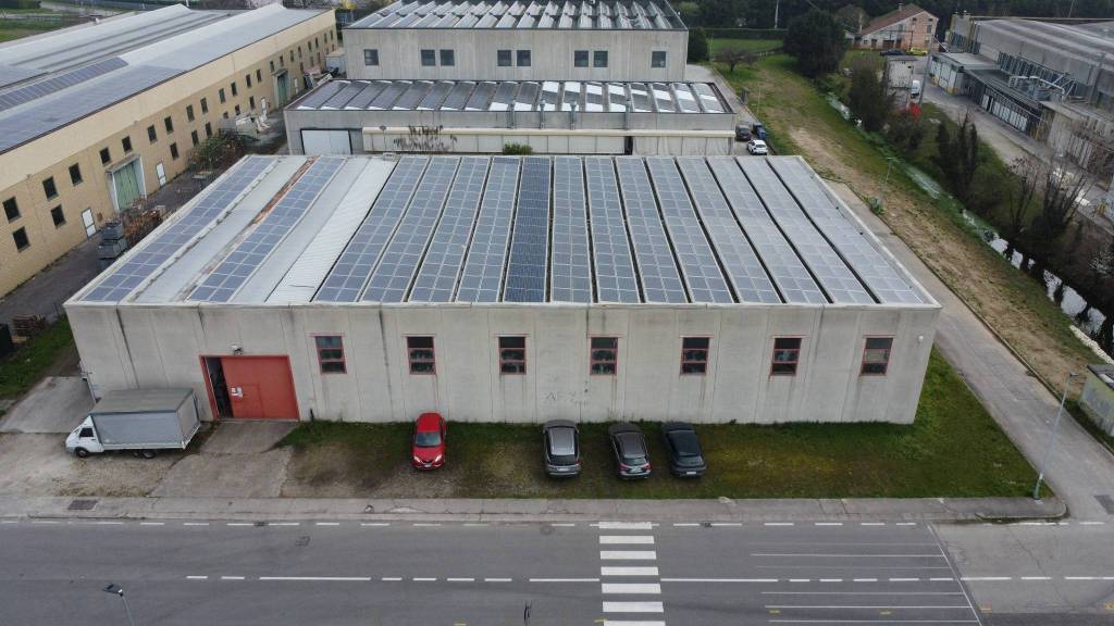 locale commerciale in vendita a San Pietro in Gu