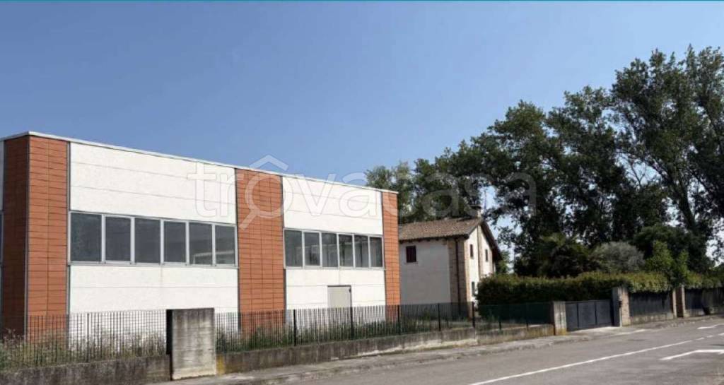 locale commerciale in vendita a Sant'Elena