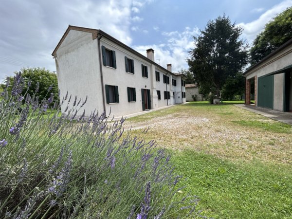 casa indipendente in vendita a Sant'Urbano