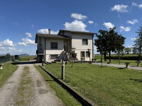 casa indipendente in vendita a Sant'Urbano