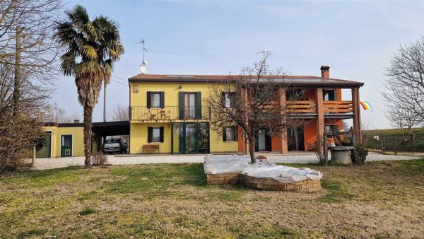 casa indipendente in vendita a Sant'Urbano
