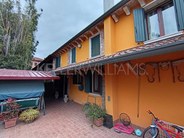 casa indipendente in vendita a Sant'Urbano