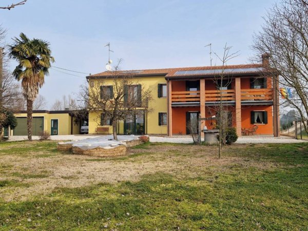 casa indipendente in vendita a Sant'Urbano