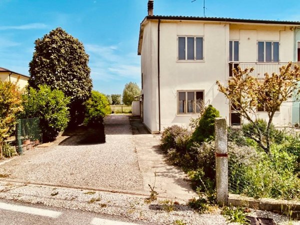 casa indipendente in vendita a Sant'Urbano