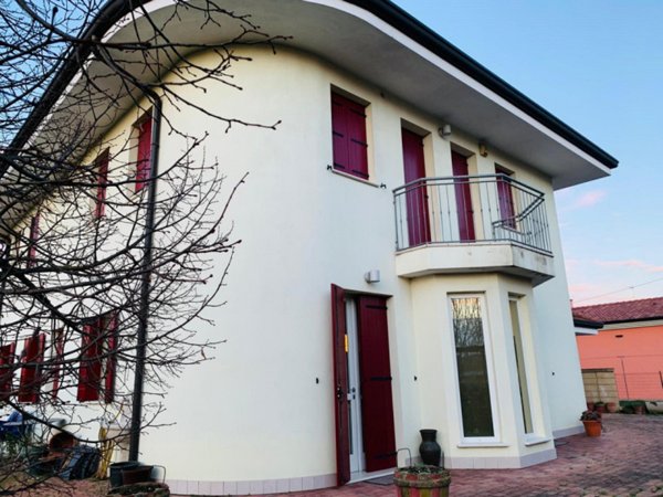 casa indipendente in vendita a Sant'Urbano