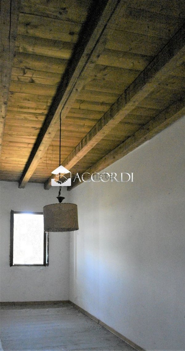 casale in vendita a Sant'Urbano