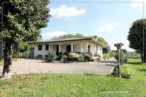 casa indipendente in vendita a Sant'Urbano
