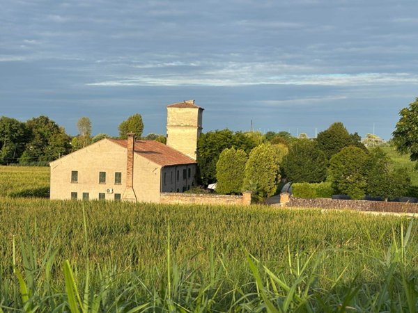 casa indipendente in vendita a Sant'Urbano