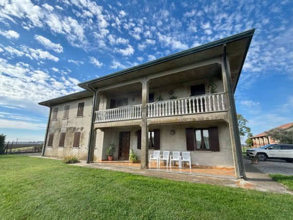 casa indipendente in vendita a Sant'Urbano