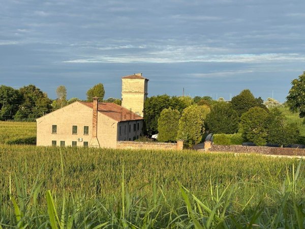 casa indipendente in vendita a Sant'Urbano