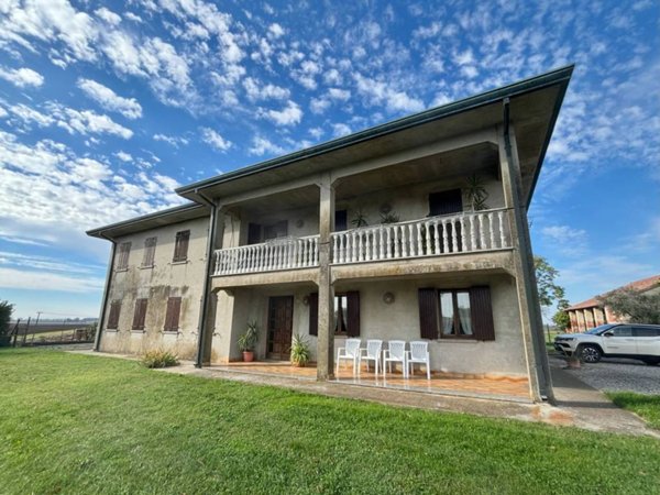 casa indipendente in vendita a Sant'Urbano