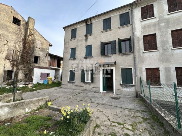 casa indipendente in vendita a Sant'Urbano