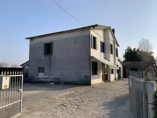 casa indipendente in vendita a Sant'Urbano