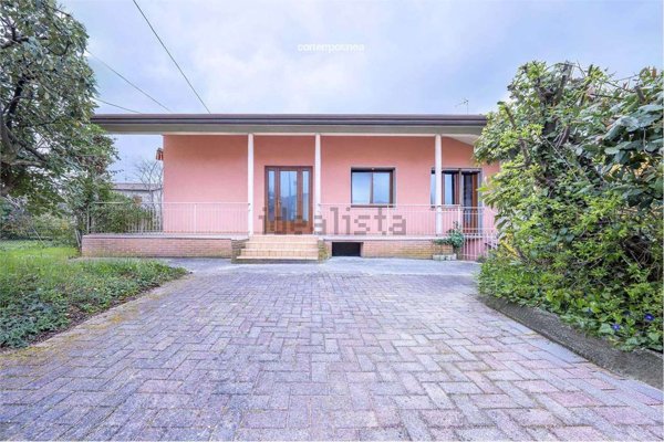 casa indipendente in vendita a Sant'Urbano