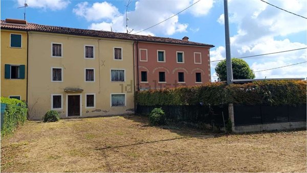 casa indipendente in vendita a Sant'Urbano