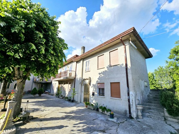 casa indipendente in vendita a Sant'Urbano