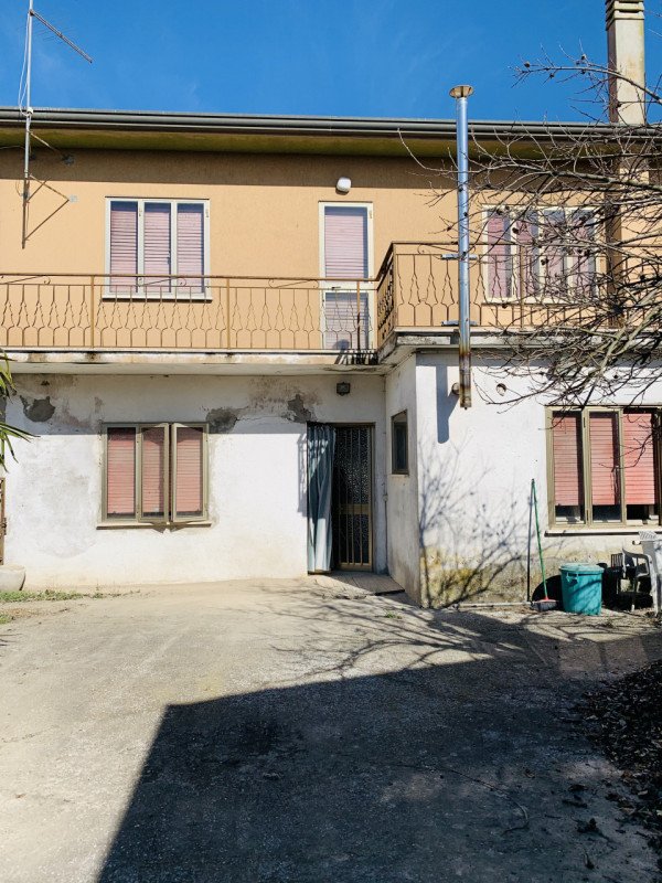 casa indipendente in vendita a Sant'Urbano