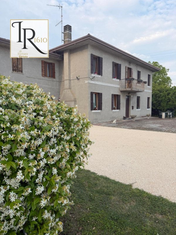 casa indipendente in vendita a Sant'Urbano