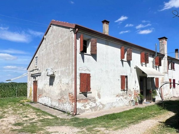 casa indipendente in vendita a Sant'Urbano