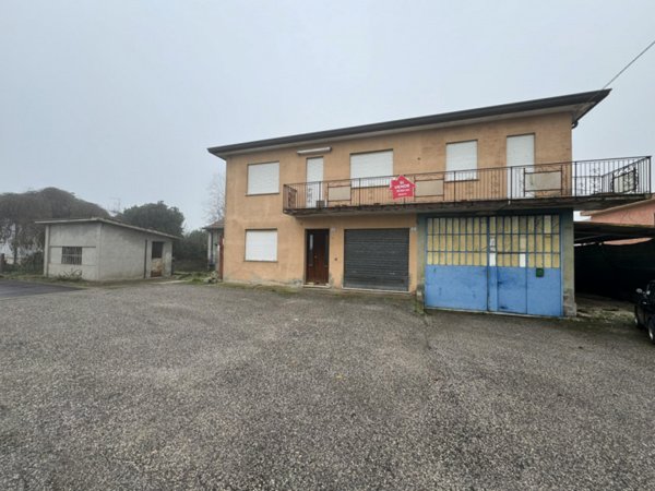 casa indipendente in vendita a Sant'Urbano