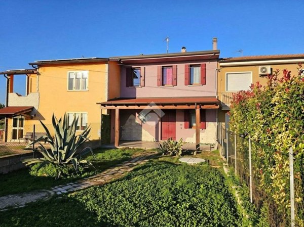 casa indipendente in vendita a Sant'Urbano