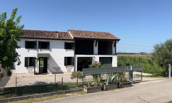 casa indipendente in vendita a Sant'Urbano