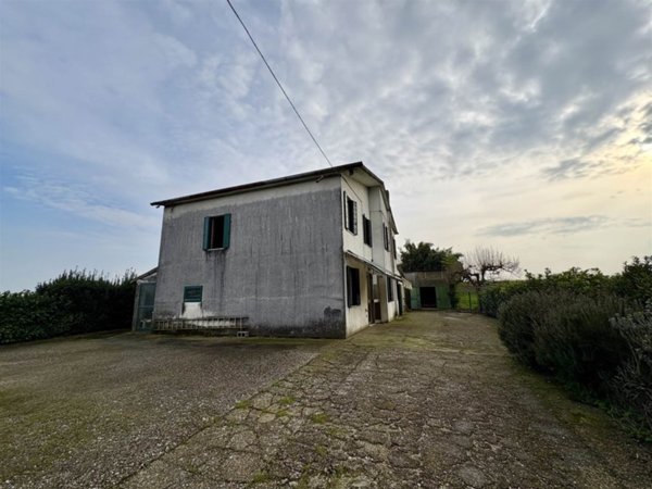 casa indipendente in vendita a Sant'Urbano