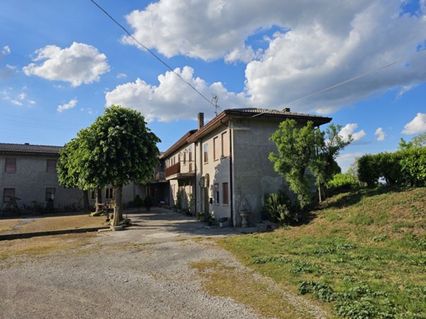 casa indipendente in vendita a Sant'Urbano