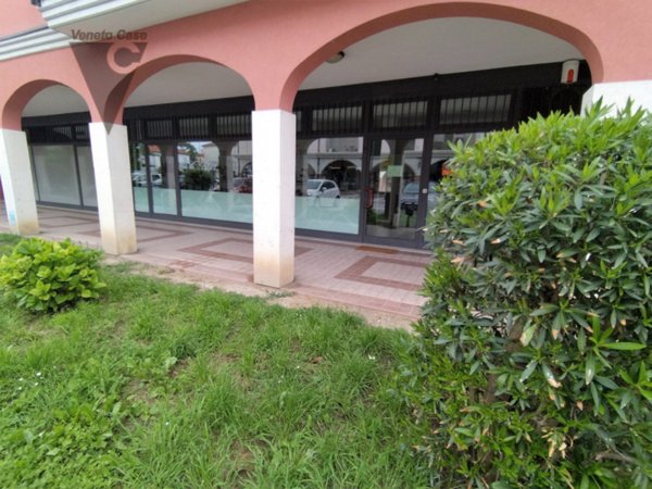 negozio in vendita a Saonara in zona Tombelle