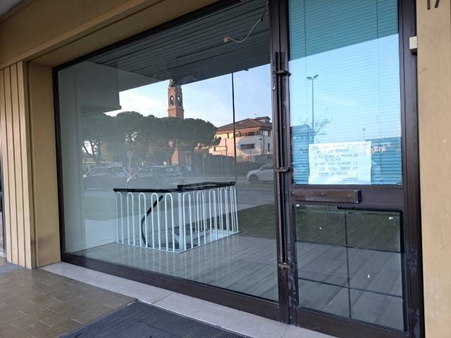 negozio in vendita a Selvazzano Dentro in zona Caselle
