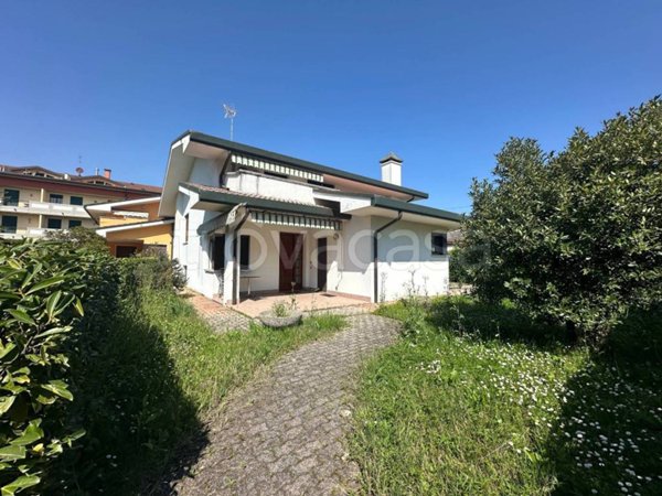 casa indipendente in vendita a Selvazzano Dentro in zona Caselle