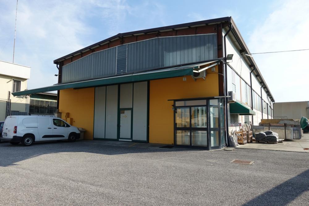 capannone in vendita a Selvazzano Dentro in zona Caselle
