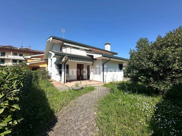 casa indipendente in vendita a Selvazzano Dentro in zona Caselle