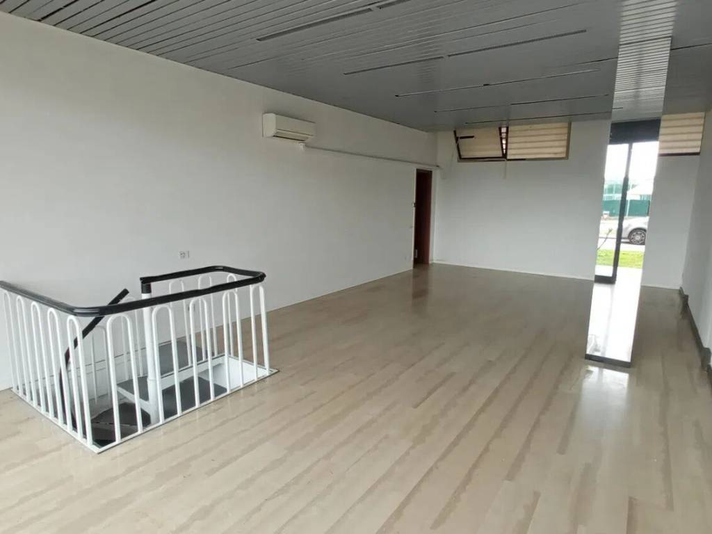 negozio in vendita a Selvazzano Dentro in zona Caselle