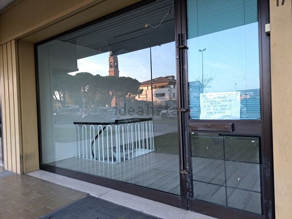 negozio in vendita a Selvazzano Dentro in zona Caselle