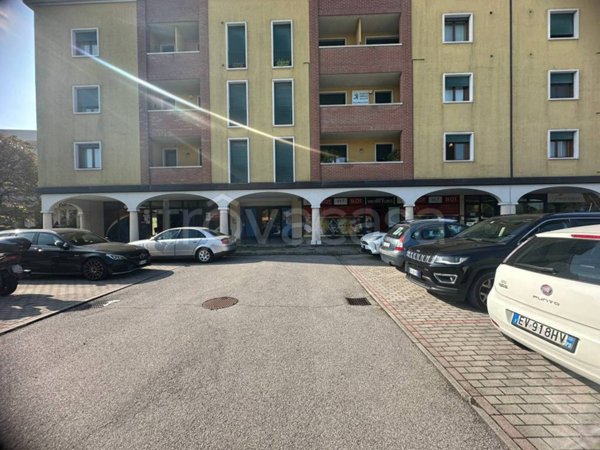 negozio in vendita a Selvazzano Dentro in zona Tencarola
