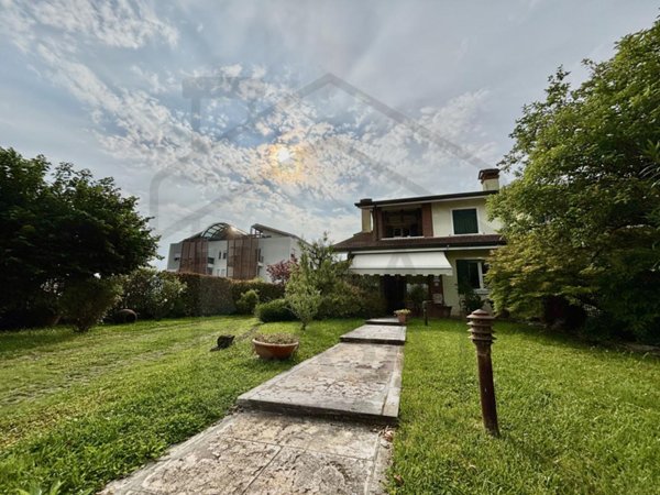 casa indipendente in vendita a Selvazzano Dentro in zona Montecchia