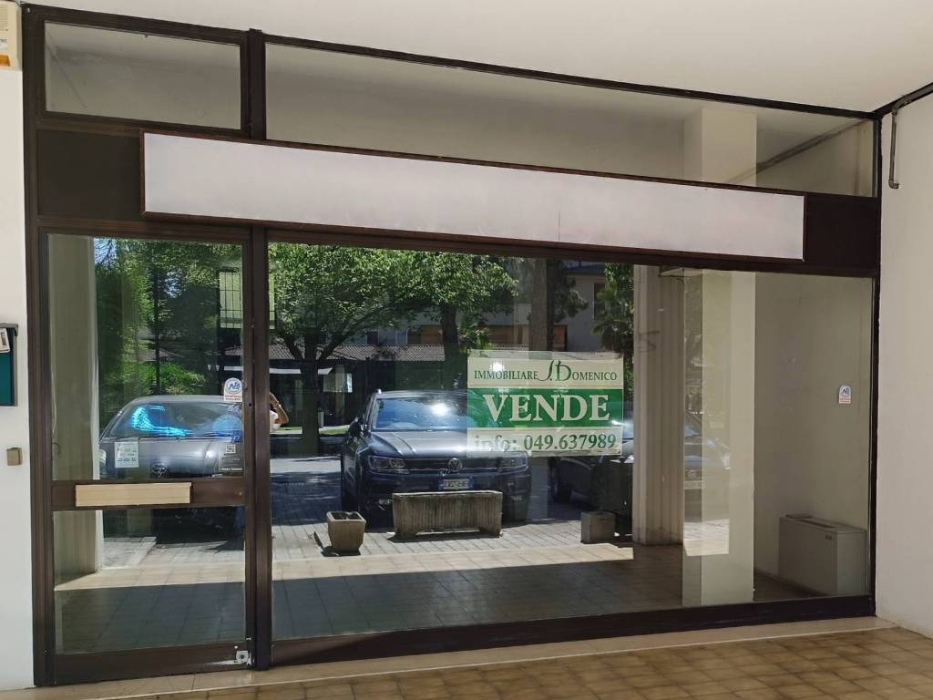 negozio in vendita a Selvazzano Dentro in zona San Domenico