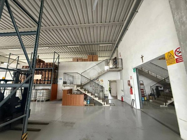 locale commerciale in vendita a Selvazzano Dentro in zona Caselle