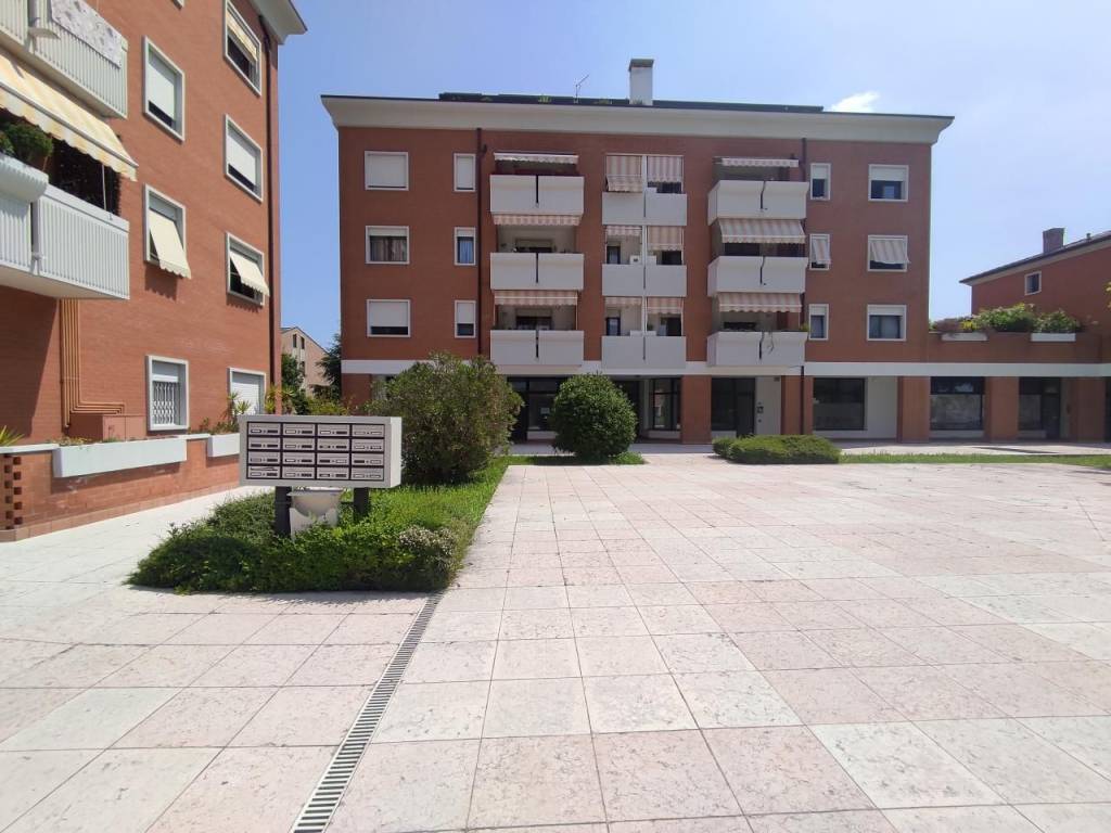 negozio in vendita a Selvazzano Dentro in zona San Domenico