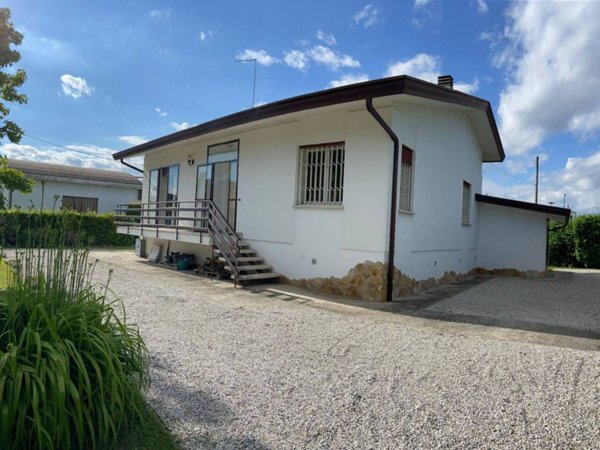 casa indipendente in vendita a Selvazzano Dentro in zona Caselle