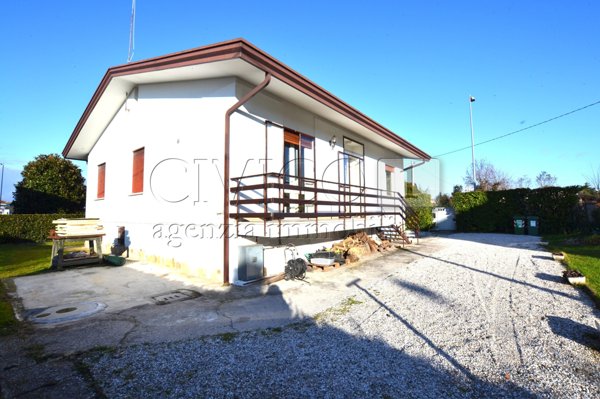 casa indipendente in vendita a Selvazzano Dentro in zona Caselle